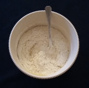 aggiungi farina all'impasto