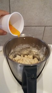 aggiungi le uova all'impasto pan brioche