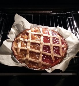 crostata alla marmellata appena sfornata