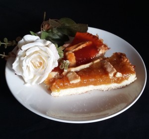 una fetta di crostata alla marmellata