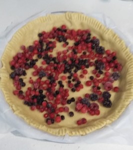 frutti di bosco sul fondo della tortiera