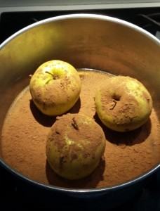 mele in pentola con zucchero, vino e acqua