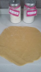 pasta frolla stesa su carta forno