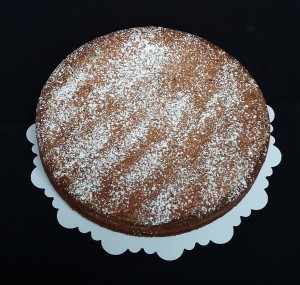 torta caprese cosparsa di zucchero a velo