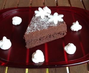 fetta torta al cioccolato su vassoi da portata