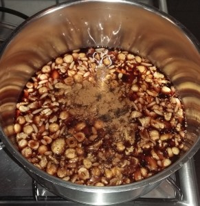 mix di frutta secca col vino sul fuoco