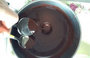 come ricoprire i tartufini con la cioccolata