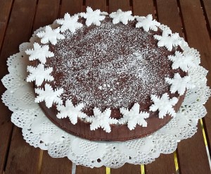 torta al cioccolato con decorazione natalizia