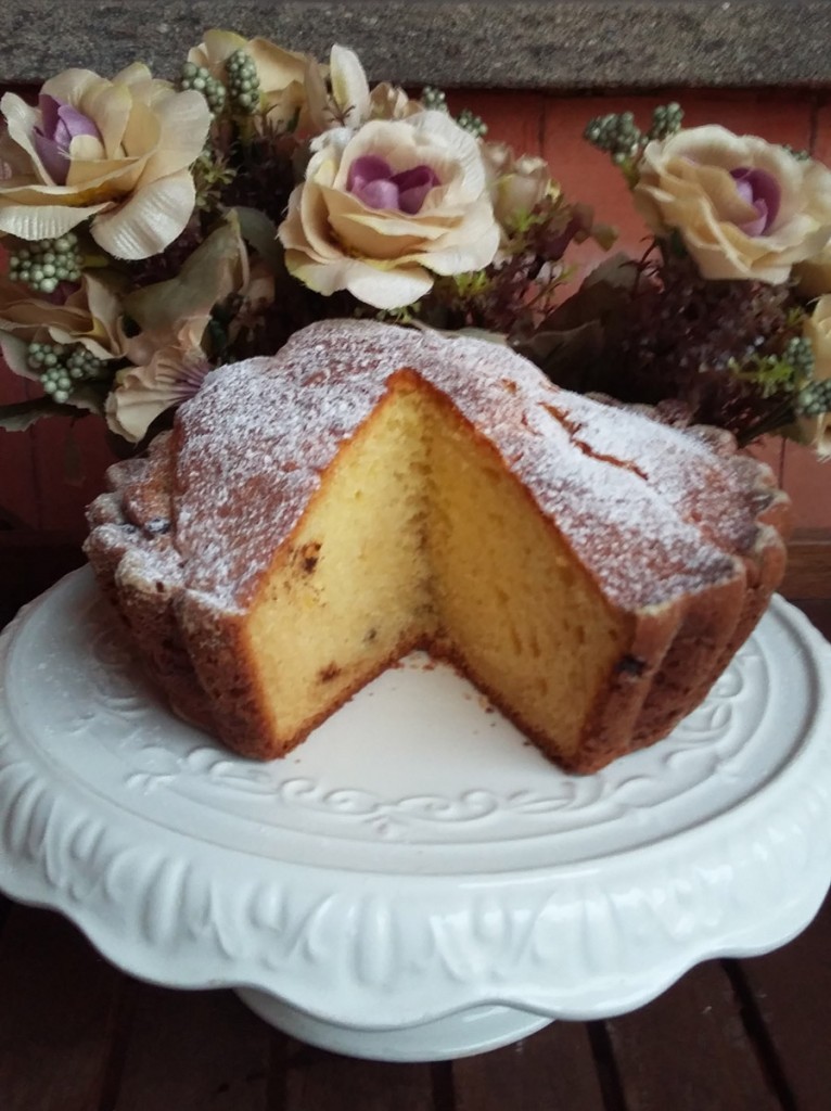 torta alla ricotta e gocce di cioccolato su alzata