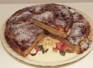 tarte alle mandorle e pere su vassoio