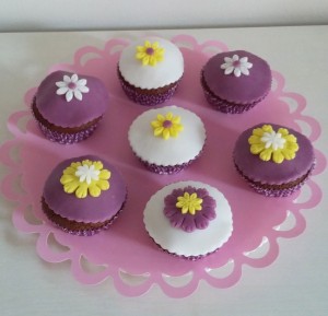 muffin al miele con decorazioni in pasta di zucchero viola