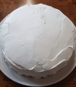 crema sulla torta con le fragole