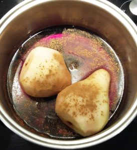 pere nella pentola con altri ingredienti