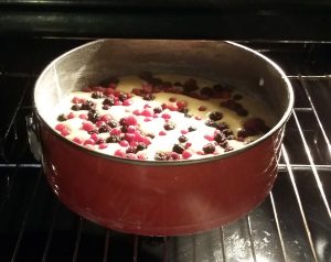 dolce ai frutti di bosco in forno